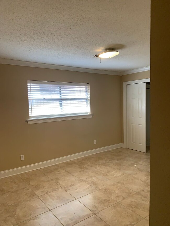 Building Photo - Metairie 3 Bedroom with Spacious Rooms and...