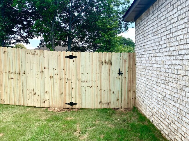 Building Photo - 312 Wolf Den Dr