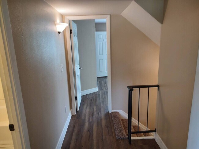 Building Photo - 3 Bedroom - 2  Bedroom - 1656 Sq. Ft - Cas...
