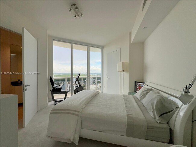 Building Photo - 15901 Collins Ave