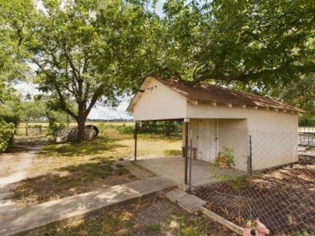 Building Photo - Cozy three bedroom in Hye Texas