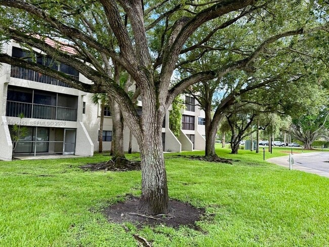 Building Photo - 210 Lakeview Dr