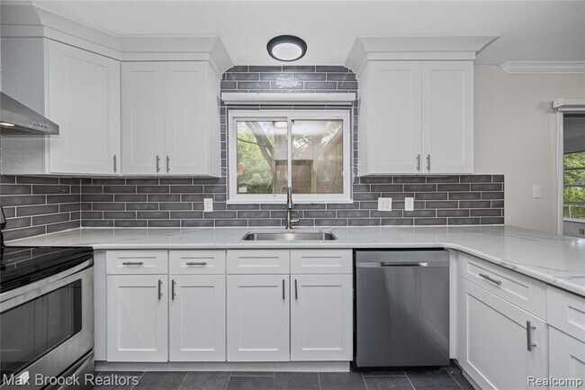 Building Photo - 6695 Lahser Rd