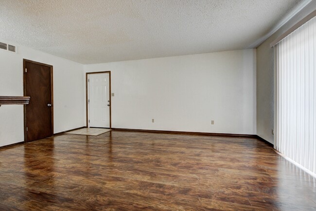Building Photo - 1315 Glen Oaks Ct