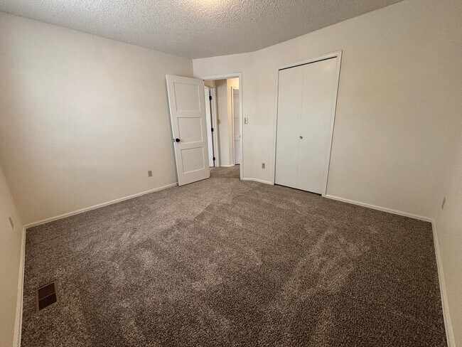 Building Photo - Single Family - 4 Bed 3.5 Bath - MileStone...
