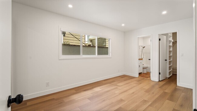 Building Photo - Larkspur Duplex