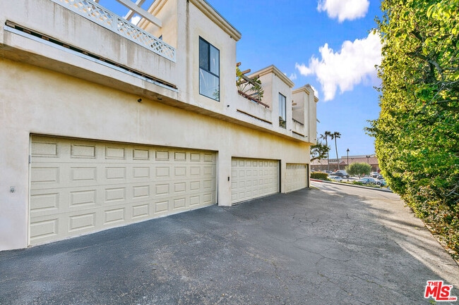 Building Photo - 6502 Dume Dr