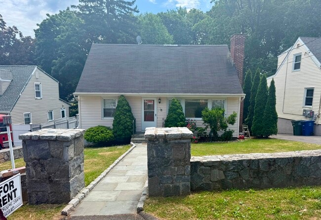 Building Photo - 563 Lakeside Dr