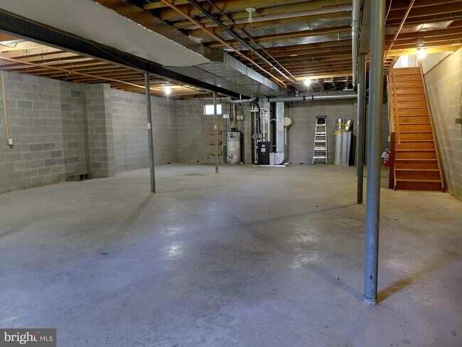 Building Photo - 1360 Ship Rd
