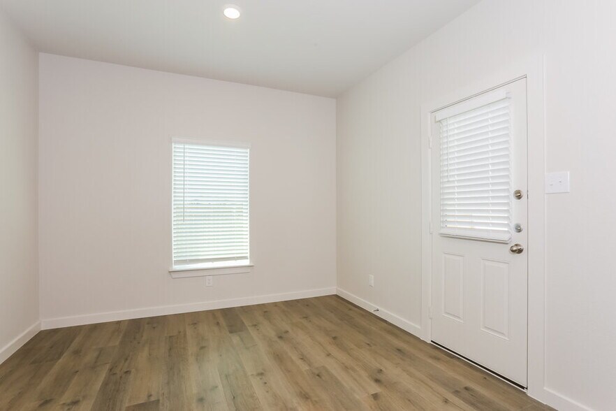 Building Photo - 1540 Woodwinds Dr