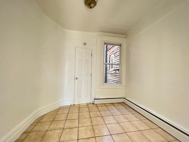Unit 2R - 38 Bartholdi Ave