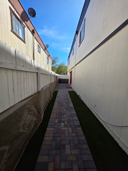 Building Photo - 1749 E Pepper Cir