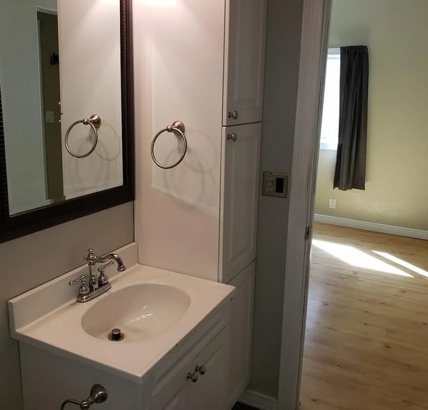 Main Floor Full Bath - 709 N Rowley St