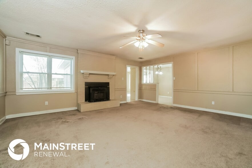Building Photo - 6685 Blackthorn Dr