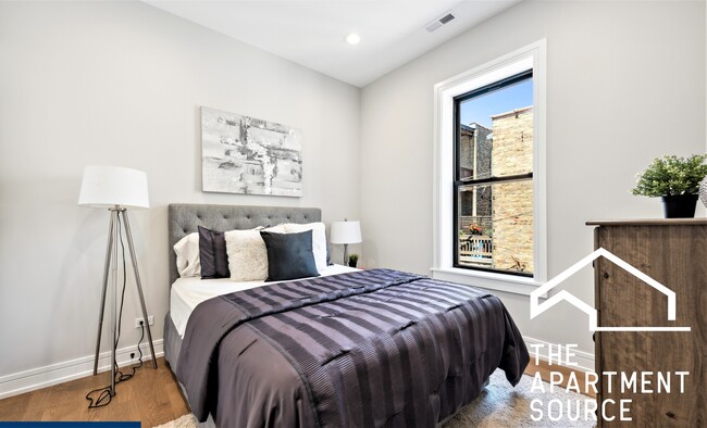 Building Photo - 2244 N Kenmore Ave