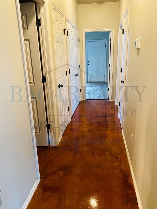 Building Photo - 3br 2ba duplex with 2 car garage!