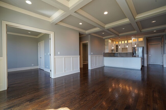 Building Photo - PRICE REDUCED!! Luxury 3BR/2BA Condo (Parking Included) – Prime Hyde Park & Modern Finishes!