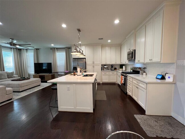 Building Photo - 8618 Valley Song Dr
