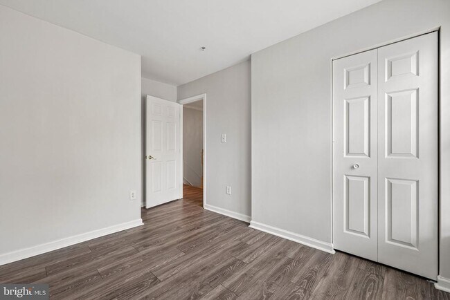 Building Photo - 8727 Thornbrook Dr