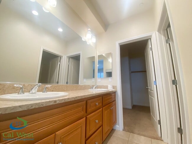 Building Photo - $3795 - 3 Bed/2.5 Bath Tri-level Townhome ...