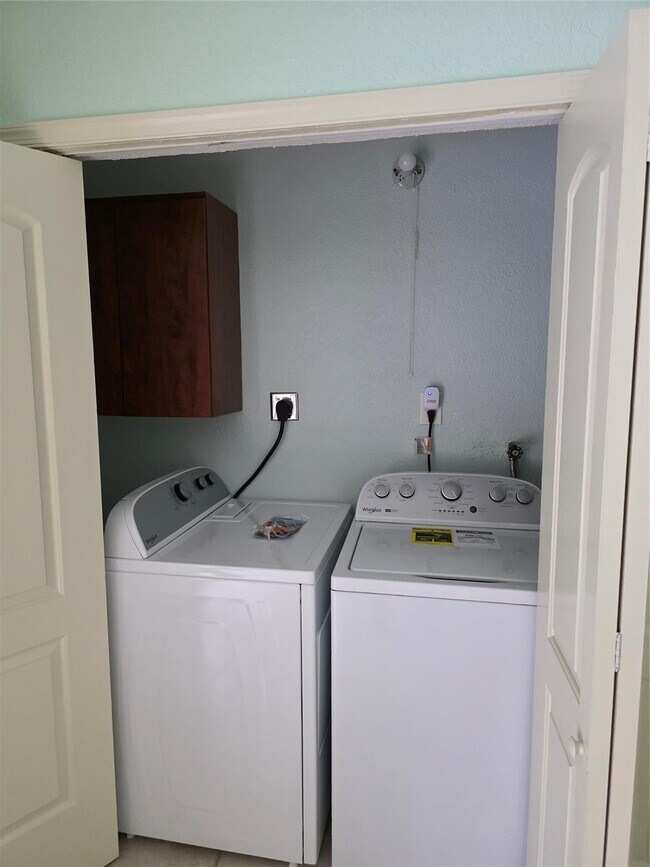 Building Photo - 4031 NE 8th Ave