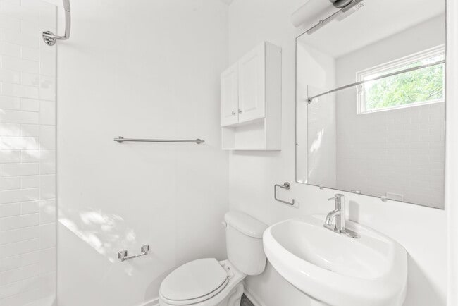 Building Photo - (Coming Soon) 3 Bedroom Townhome W/ Uptown...