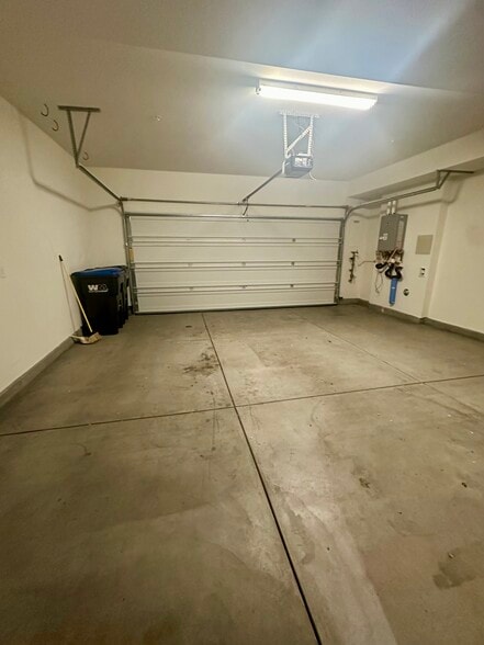 Building Photo - 300 Farmhouse Dr