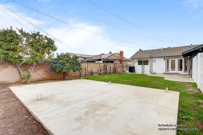 Building Photo - 2602 Deodar St