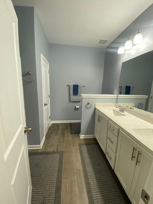 Building Photo - Welcome to this fully furnished 3-bedroom, 3-bathroom townhouse located in the vibrant Hawkeswate...