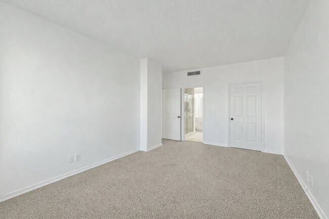 Building Photo - 14 Greenway Plz