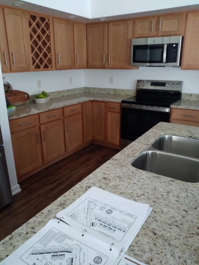 Building Photo - 2703 Pond Dr