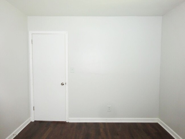 Building Photo - Lake Front Adorable Home!