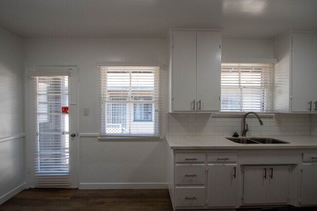 Interior Photo - 12807-13