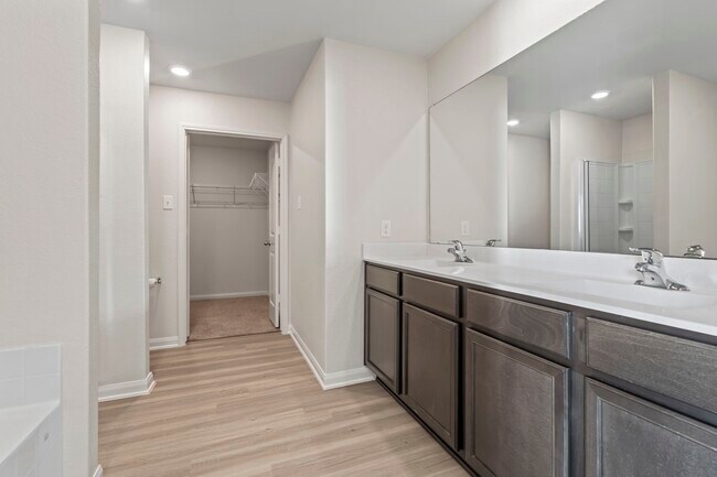 Building Photo - 15231 Central Lakes Dr