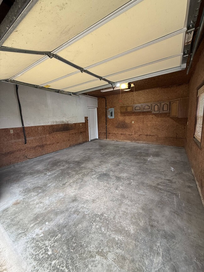 Building Photo - 14102 Southwind Dr