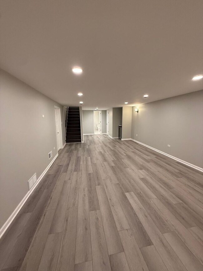 Building Photo - 8500 W Carmen Ave
