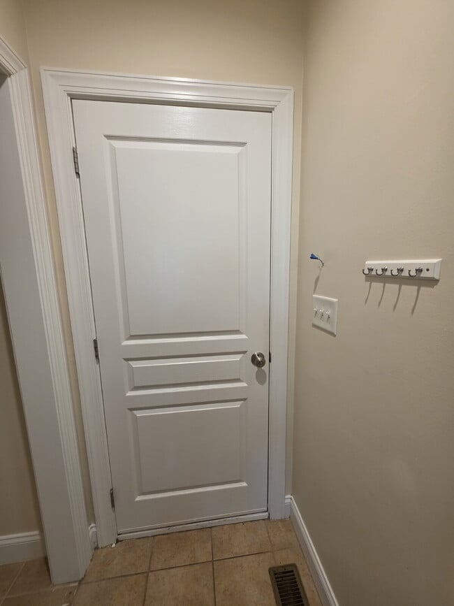 Building Photo - Spacious 4-Bedroom Home for Rent in Kings ...