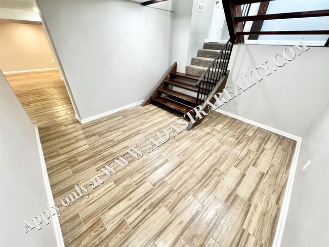 Building Photo - Spacious Shawnee Duplex-Available NOW!!