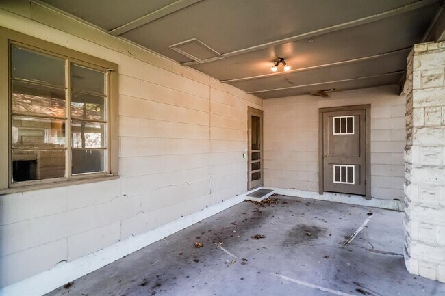 Building Photo - 2910 Hampton Rd