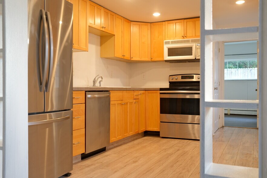 Building Photo - 1102 Lancaster Ave