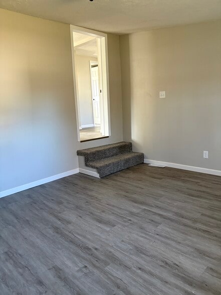 Main Bedroom - 640 Hanna Rd
