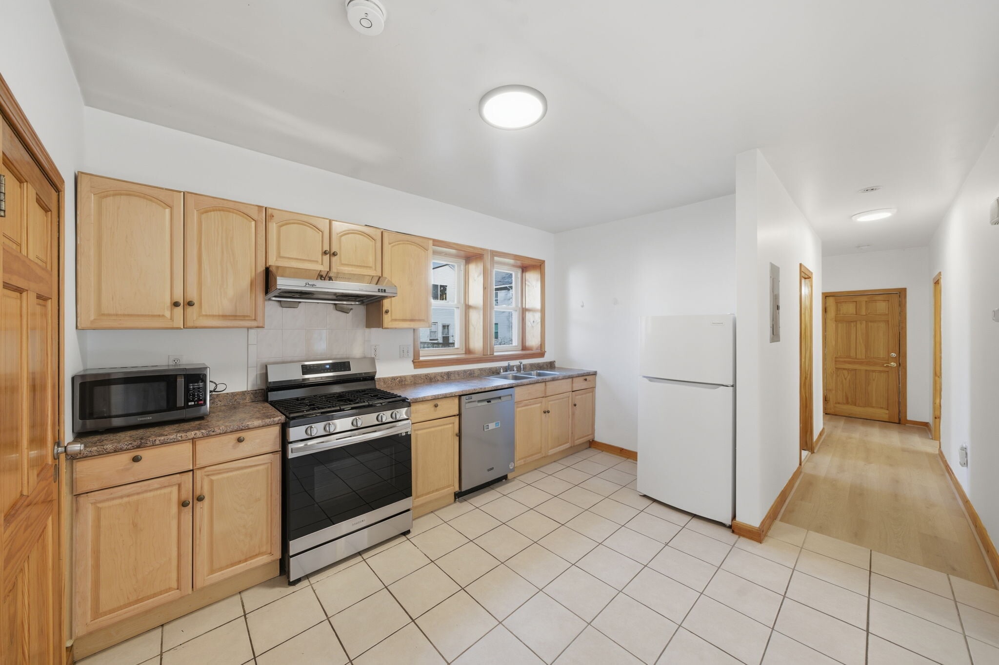 Building Photo - 70 Empire St