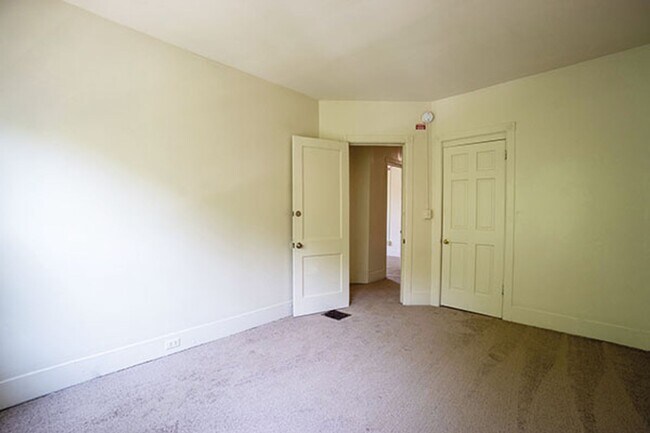 Building Photo - Available 06/01/26 - 5 Bedroom Townhouse c...