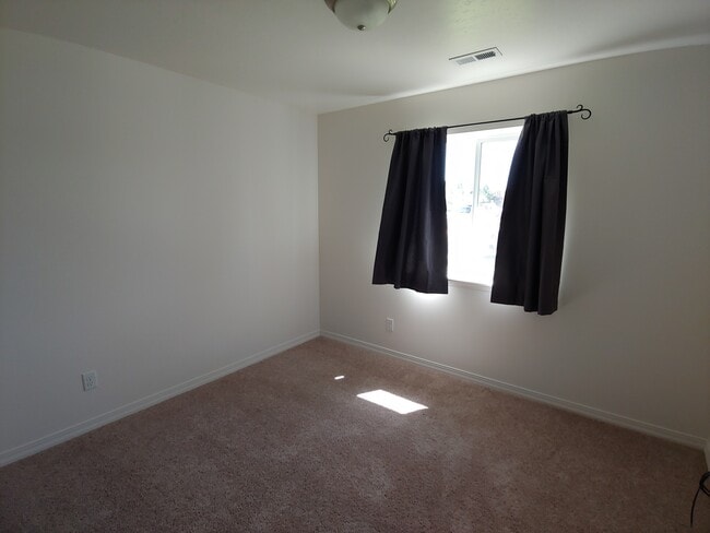 Building Photo - Modern Home with Large Fenced Yard