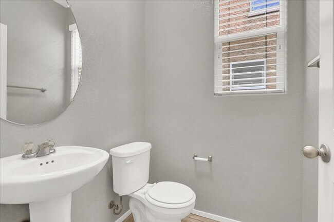 Building Photo - Immaculate 3 Bed / 2.5 Bath Home for Lease...