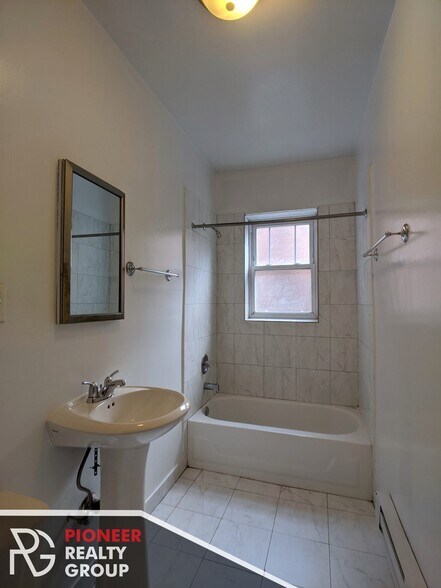 Building Photo - 953 W Cornelia Ave