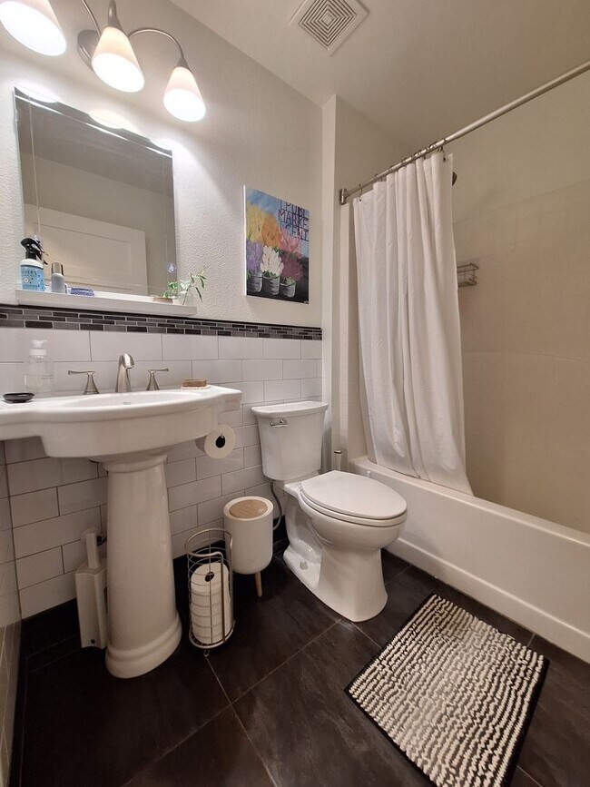 Building Photo - Designer-Remodeled Gem in Ashington Park |...