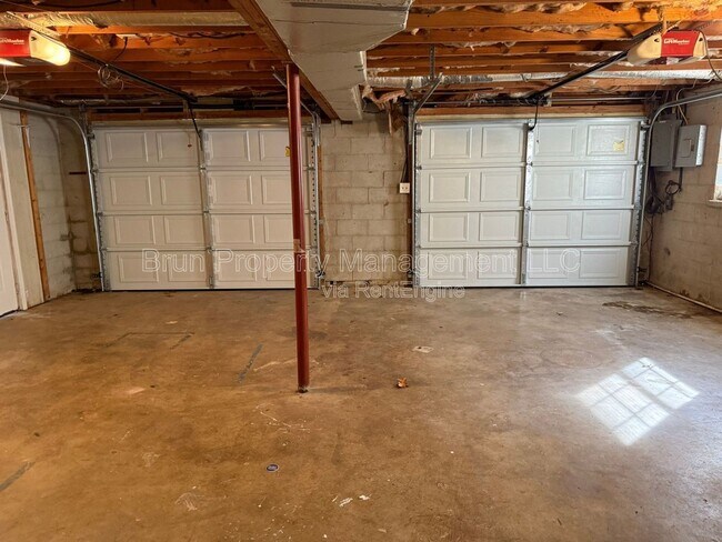 Building Photo - 11105 Lake Hills Dr