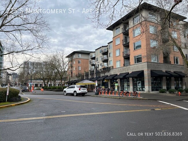 Building Photo - Riverfront Condo on the Promenade!