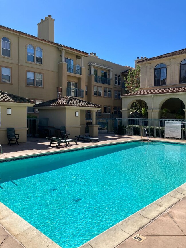 Building Photo - Updated 2 Bedroom, 2 Bath Condo in Gated C...